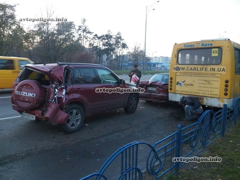 В Киеве маршрутка с пассажирами врезалась в иномарку