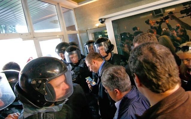 В здании МВД депутат "Свободы" разбил портрет экс-министра