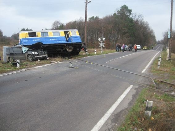 На Ривненщине иномарка попала под поезд: водитель погиб