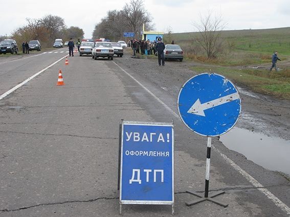 На Луганщине авто влетело в остановку: среди жертв – ребенок
