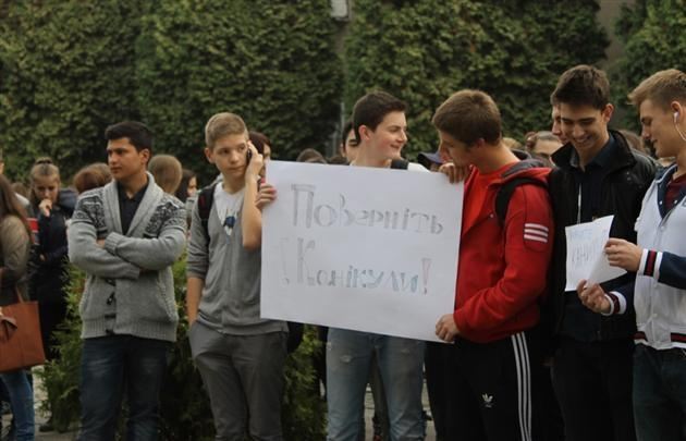 Вместо уроков школьники Ужгорода массово пикетируют мэрию