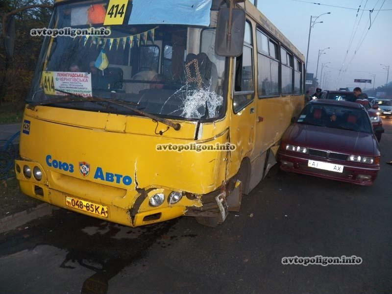 В Киеве маршрутка с пассажирами врезалась в иномарку