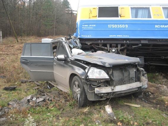 На Ривненщине иномарка попала под поезд: водитель погиб