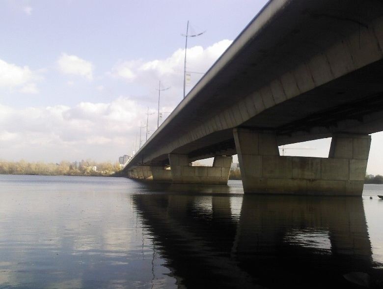 В Киеве мужчина прыгнул с моста 