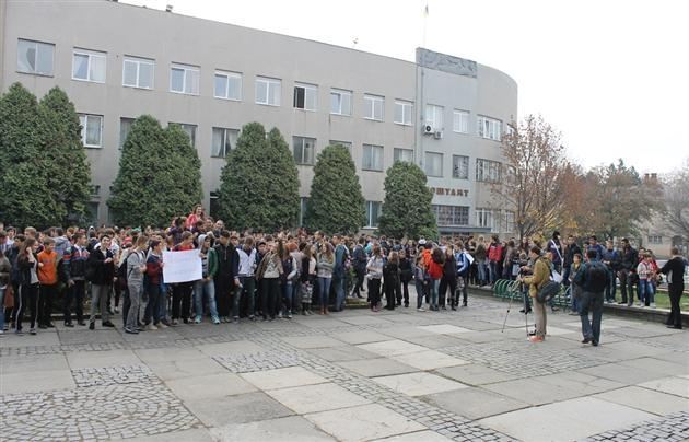 Вместо уроков школьники Ужгорода массово пикетируют мэрию