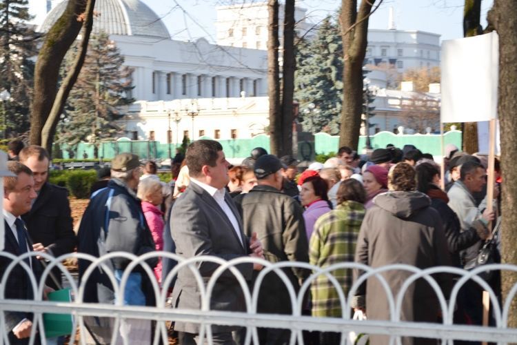 Минздрав призывает общественность вести диалог без привлечения платных митингующих