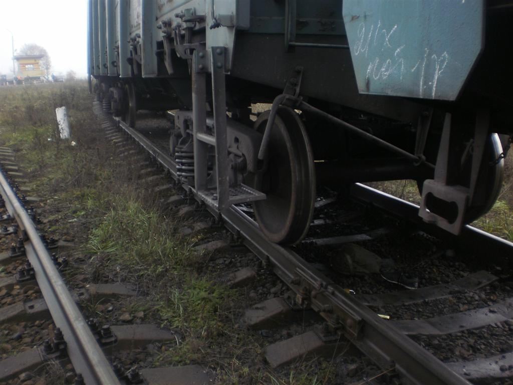 На Луганщине парень, попавший под локомотив, чудом остался жив