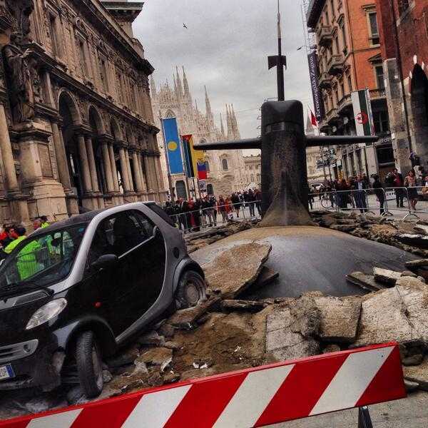 У центрі Мілана "спливла" підводний човен