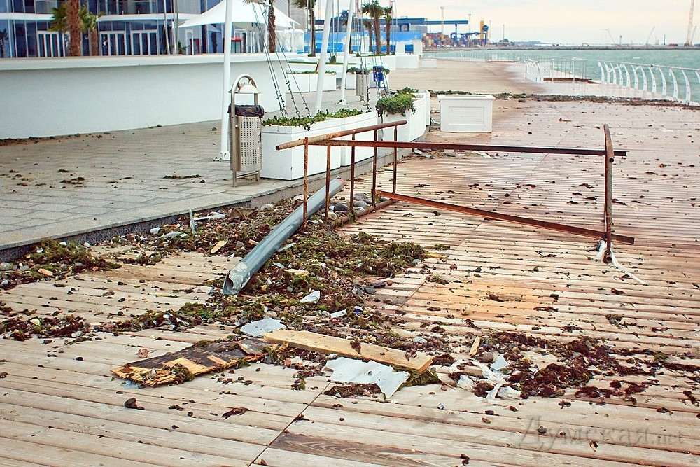 Шторм в Одесі повалив дерева і зруйнував набережну