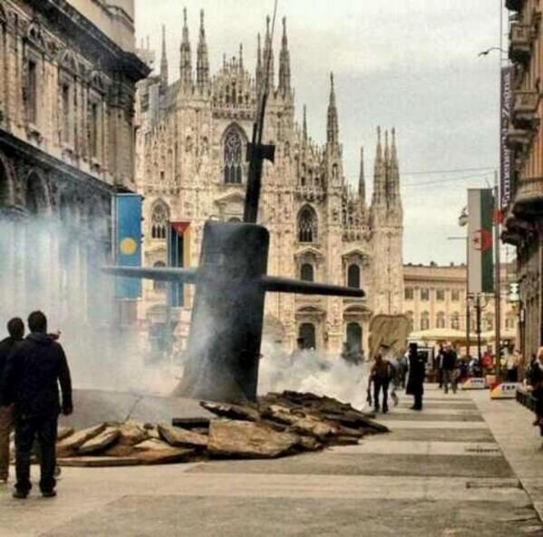 В центре Милана "всплыла" подводная лодка