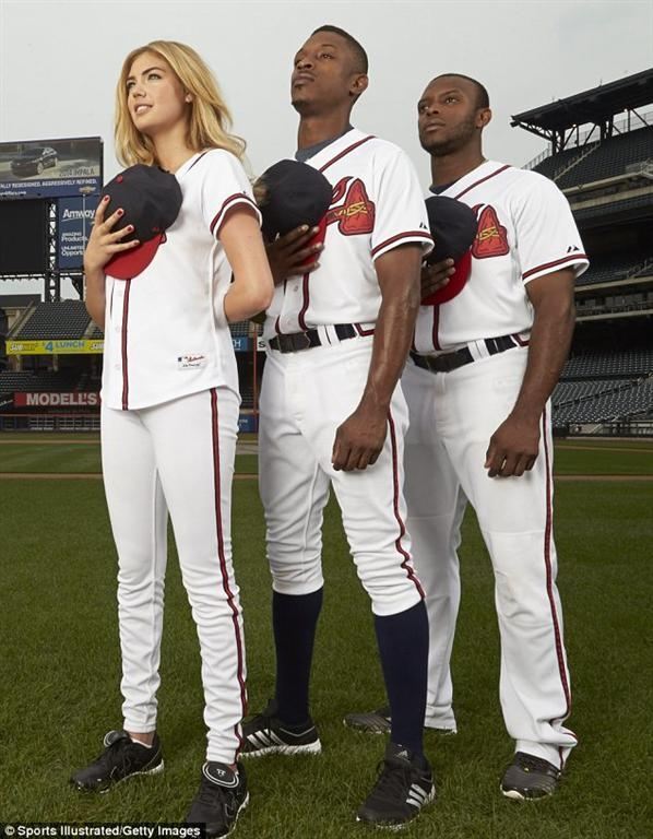 Кейт Аптон позирует со звездами бейсбола на страницах Sports Illustrated
