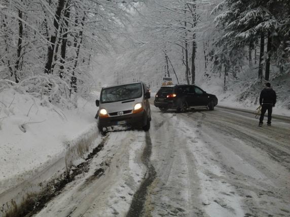 Румынию завалило снегом: ж/д движение парализовано