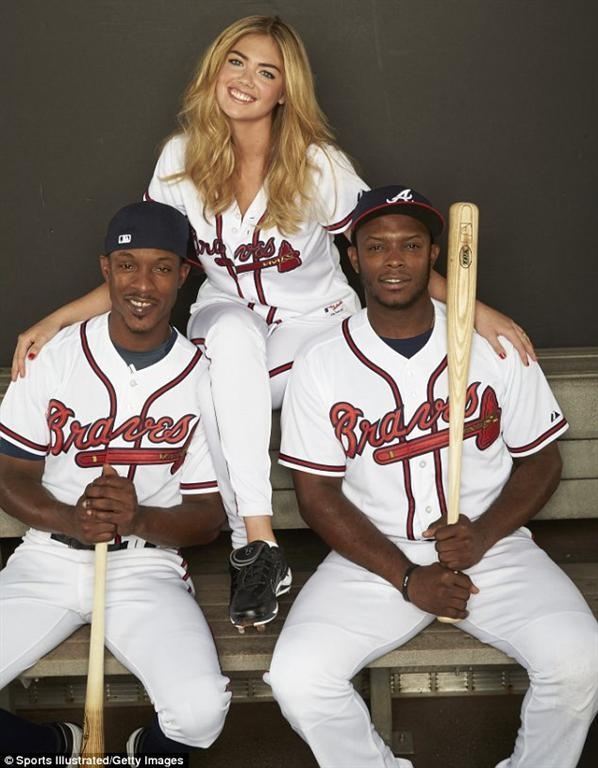 Кейт Аптон позирует со звездами бейсбола на страницах Sports Illustrated