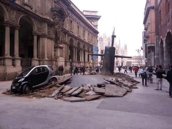 У центрі Мілана "спливла" підводний човен