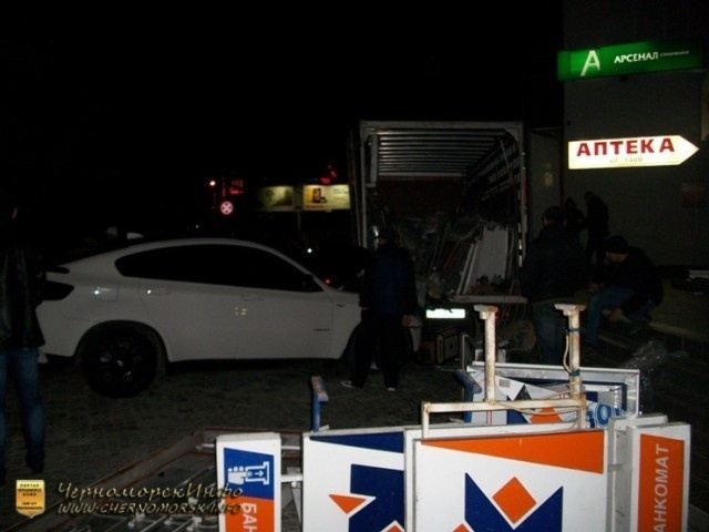 В Крыму пьяный водитель, наехав на остановку, убил пешехода: открыто производство