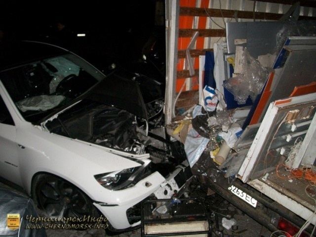 В Крыму пьяный водитель, наехав на остановку, убил пешехода: открыто производство