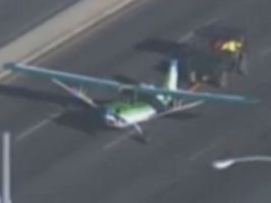 В Калифорнии самолет экстренно приземлился на шоссе