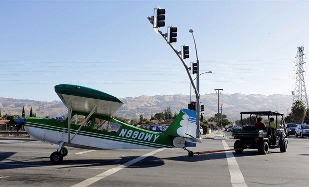 В Калифорнии самолет экстренно приземлился на шоссе