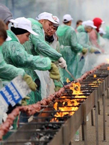 В Казани приготовили самый длинный шашлык в мире