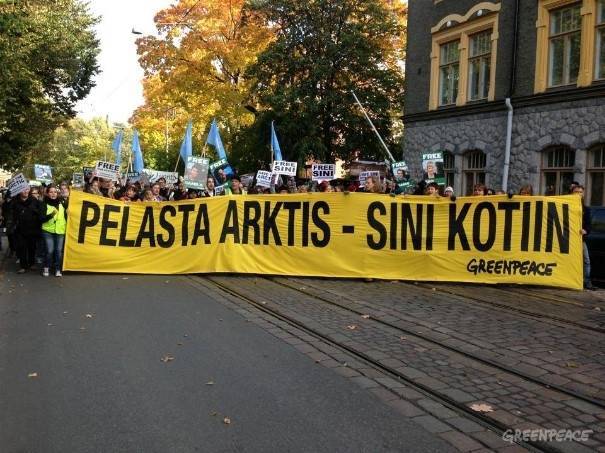 Активісти Greenpeace у Гельсінкі йдуть з протестами під посольство РФ
