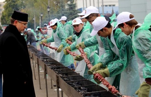 В Казани приготовили самый длинный шашлык в мире