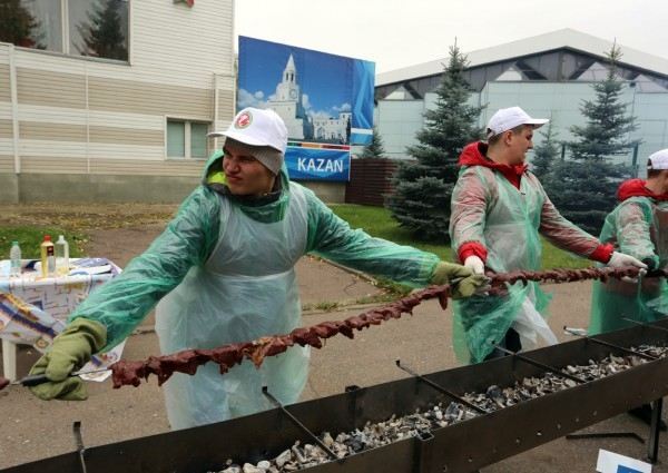 У Казані приготували найдовший шашлик в світі