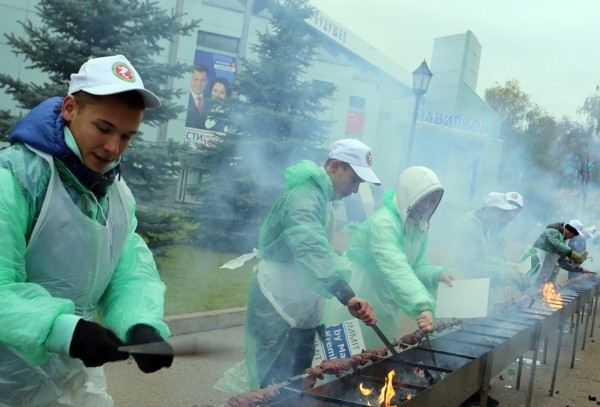 В Казани приготовили самый длинный шашлык в мире