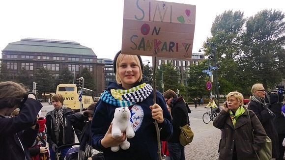 Активисты Greenpeace в Хельсинки идут с протестами под посольство РФ