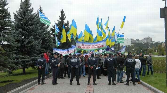 У Донецьку комуністи і регіонали мітингували один проти одного