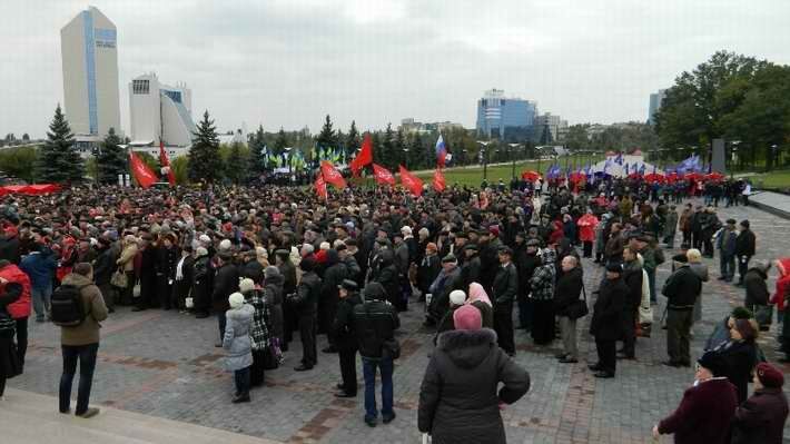 В Донецке коммунисты и регионалы митинговали друг против друга