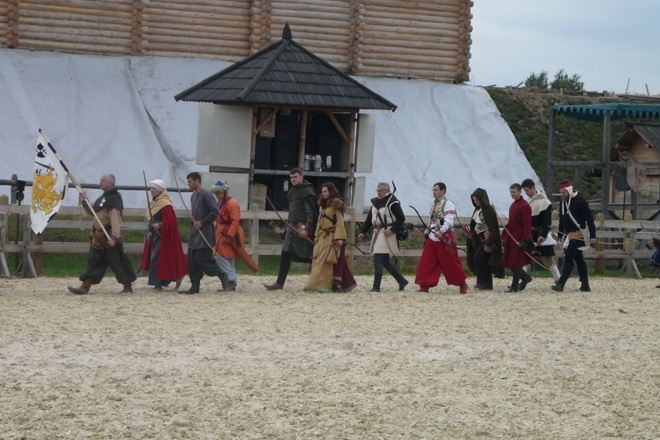 Турнир лучников в Древнем Киеве:  рыцари, лучники и барышни верхом