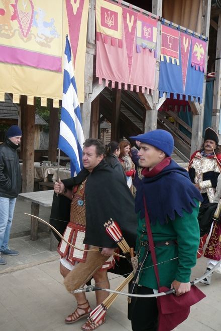 Турнир лучников в Древнем Киеве:  рыцари, лучники и барышни верхом