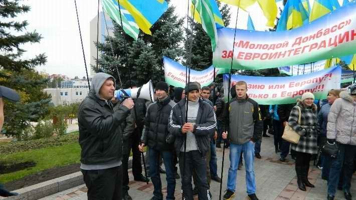 В Донецке коммунисты и регионалы митинговали друг против друга