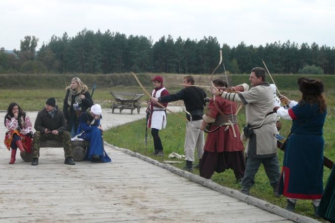 Турнір лучників в Древньому Києві: лицарі, лучники і панянки верхом