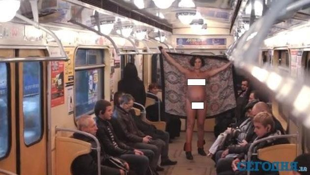 В Харькове беременная каталась в метро в чем мать родила
