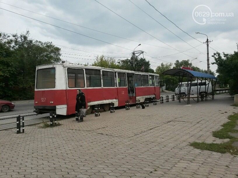 В Мариуполе трамвай на ходу потерял колесо