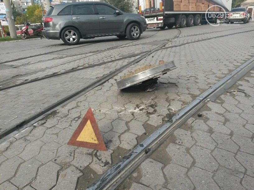 В Мариуполе трамвай на ходу потерял колесо