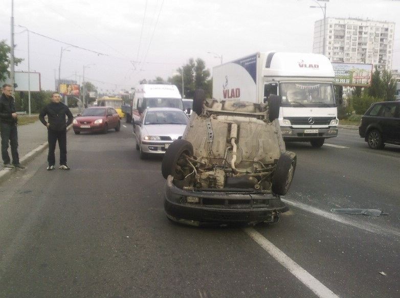 ДТП возле моста Патона: авто проехалось на крыше