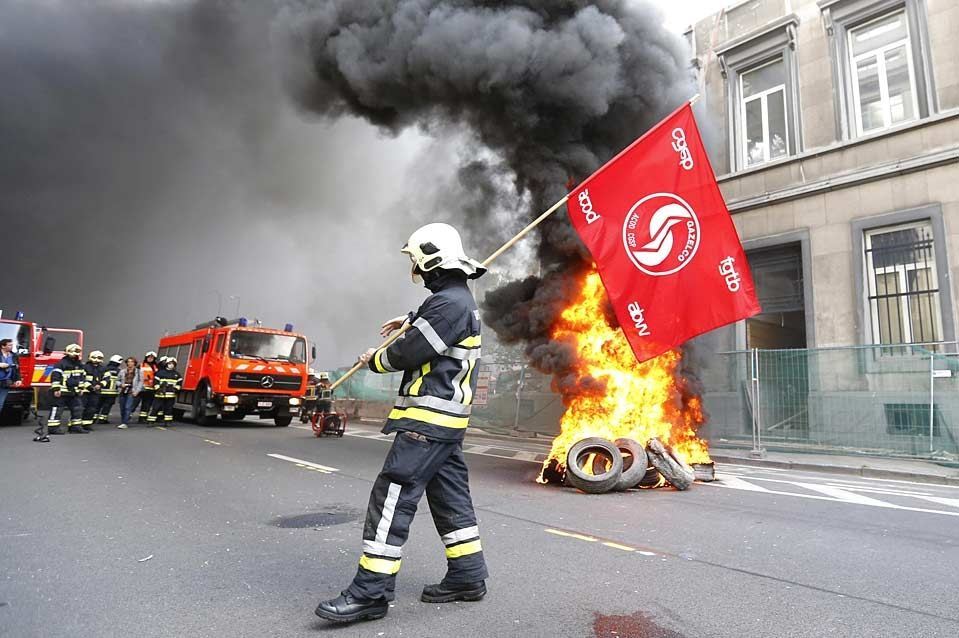 Забастовка бельгийских пожарных в стиле пенной вечеринки