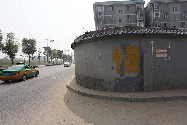 В Китае жилой дом построили посреди шоссе