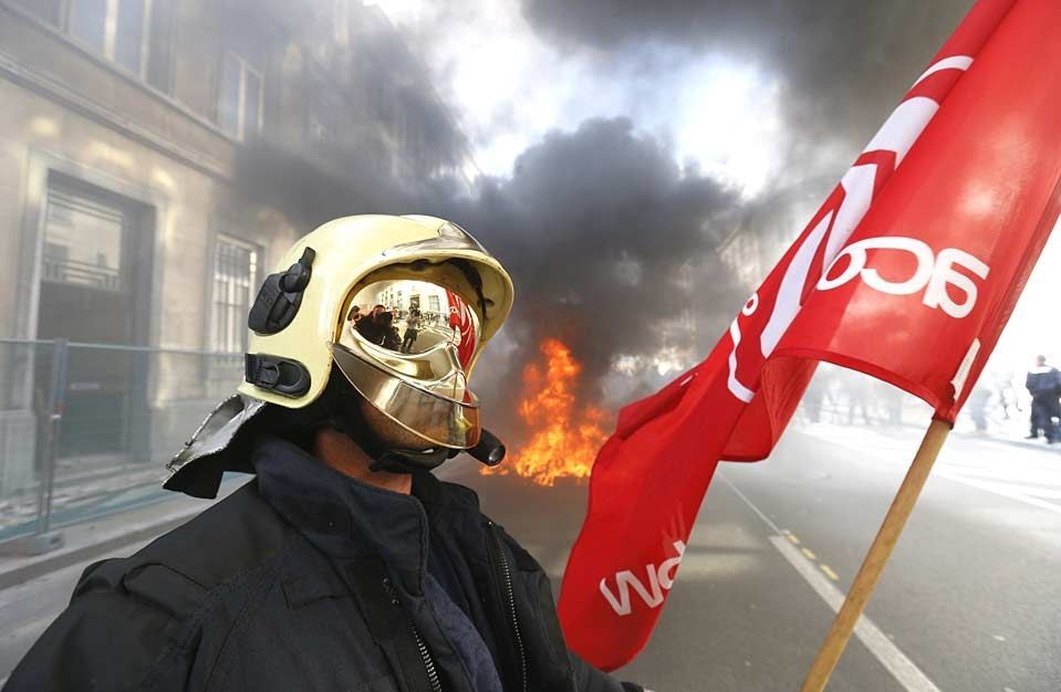 Забастовка бельгийских пожарных в стиле пенной вечеринки