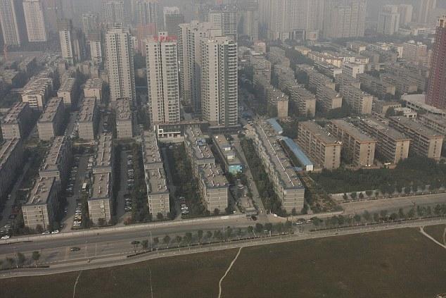 В Китае жилой дом построили посреди шоссе