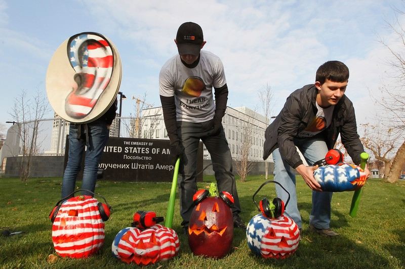 Под посольством США в Киеве произошло "тыквенное побоище"