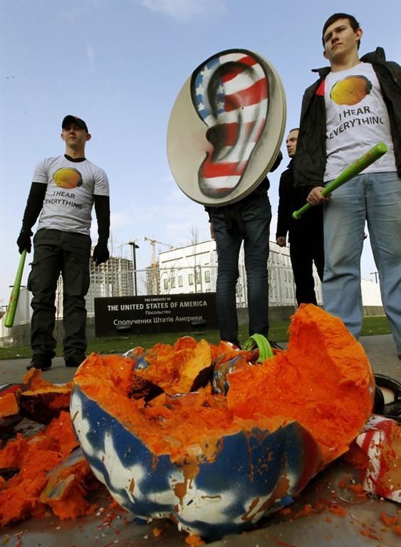 Под посольством США в Киеве произошло "тыквенное побоище"