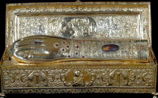 В Киеве тысячи верующих стоят в очереди к мощам Георгия Победоносца