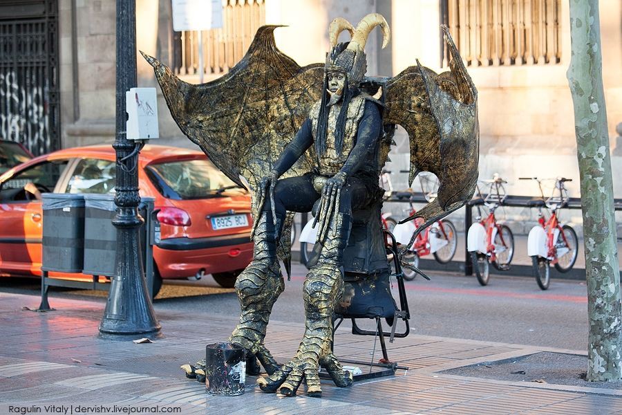 Живі статуї в Барселоні