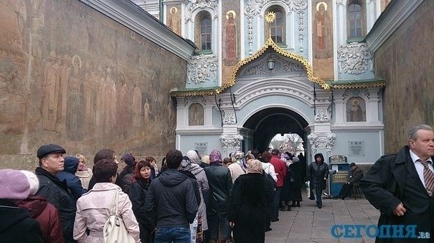 В Киеве тысячи верующих стоят в очереди к мощам Георгия Победоносца