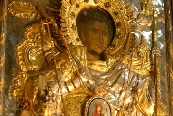 В Киеве тысячи верующих стоят в очереди к мощам Георгия Победоносца