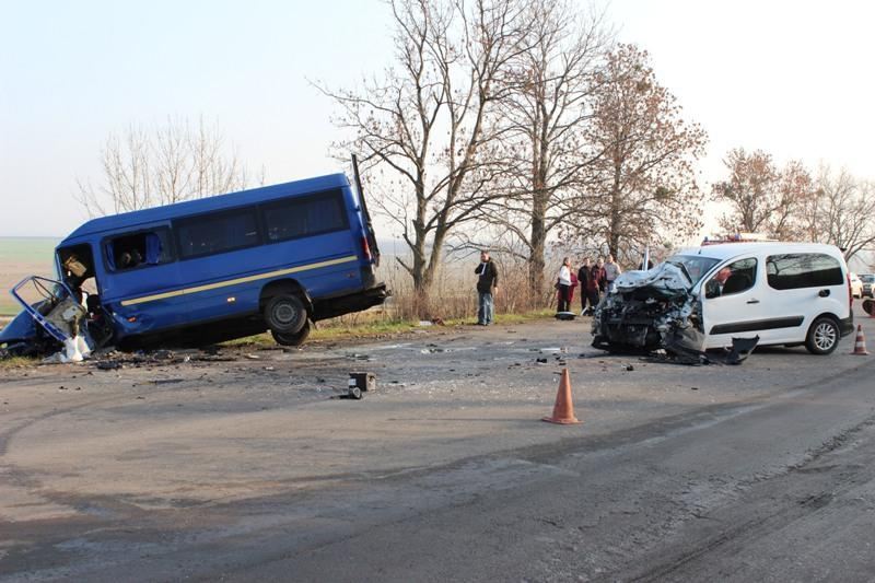 На Львовщине столкнулись автобус и легковушка: семь пострадавших