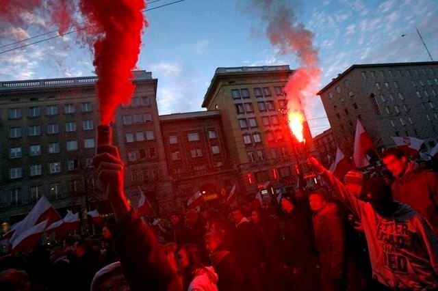 В Варшаве националисты устроили пожар у здания посольства РФ